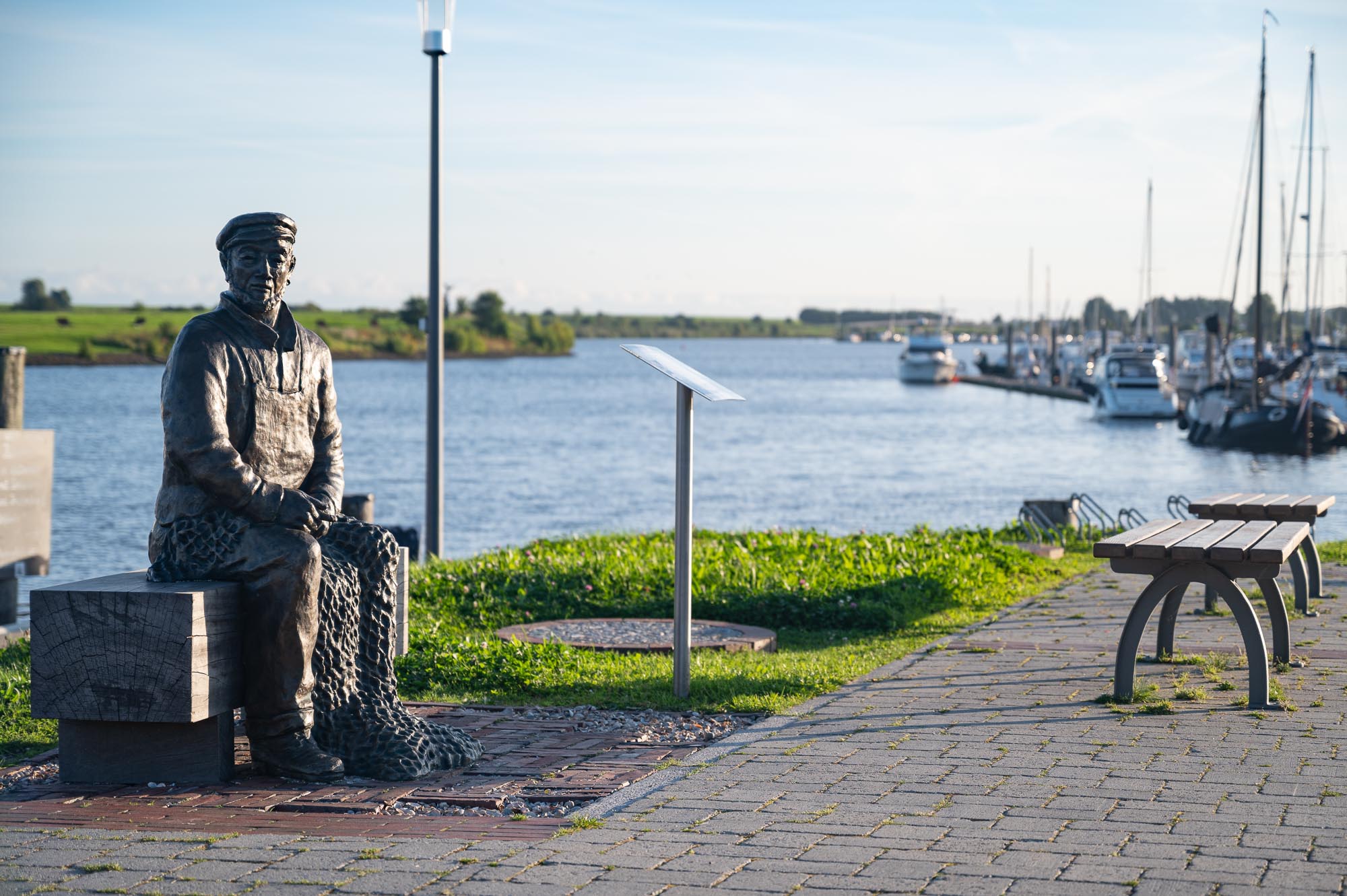 Wie weit ist Greetsiel vom Meer entfernt?